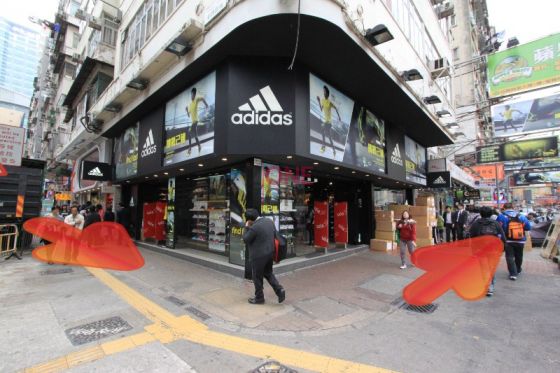 直花園街Adidas專門店，轉左