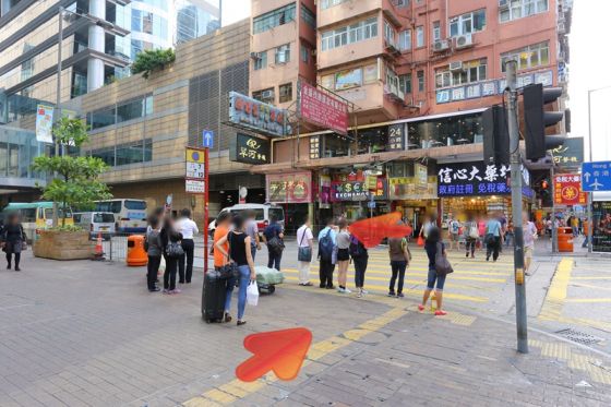 行至上海街路口，過對面馬路，向左行。